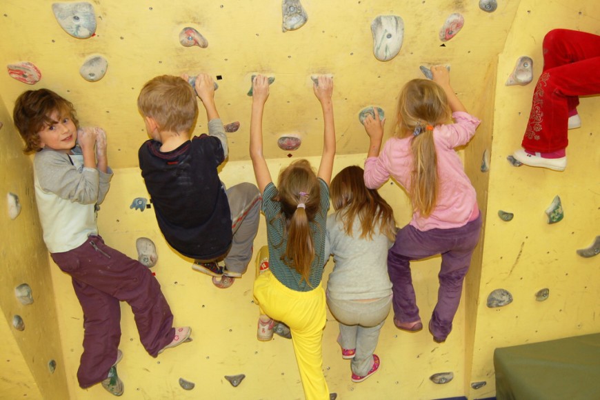 Děti z družiny na lezecké stěně 