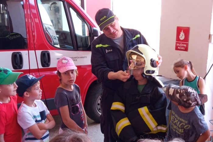 Návštěva dětí v hasičské zbrojnici - foto